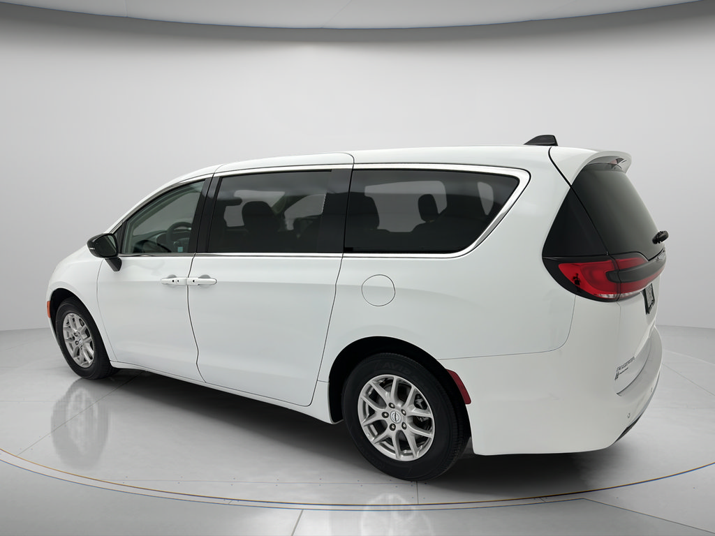 Used 2024 Chrysler Pacifica Touring-L FWD image 4