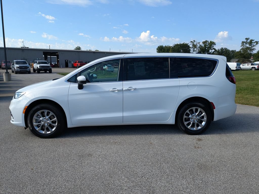 Used 2023 Chrysler Pacifica Touring-L AWD/4WD image 8