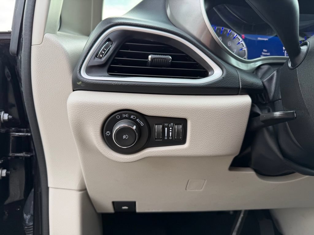 Used 2023 Chrysler Pacifica Touring-L FWD image 13