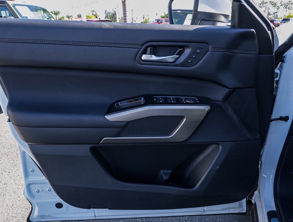 Used 2025 Nissan Pathfinder Platinum w/ Cargo Package image 15