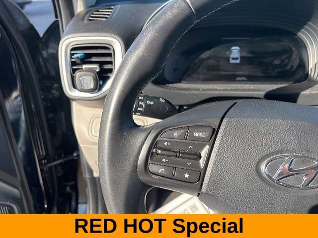 Used 2024 Hyundai Venue SEL image 17