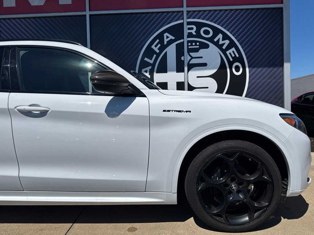 Used 2023 Alfa Romeo Stelvio Estrema AWD/4WD image 3
