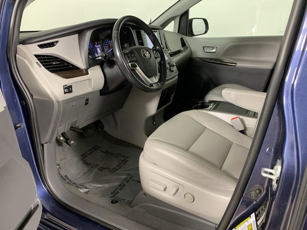 Used 2020 Toyota Sienna XLE FWD image 32