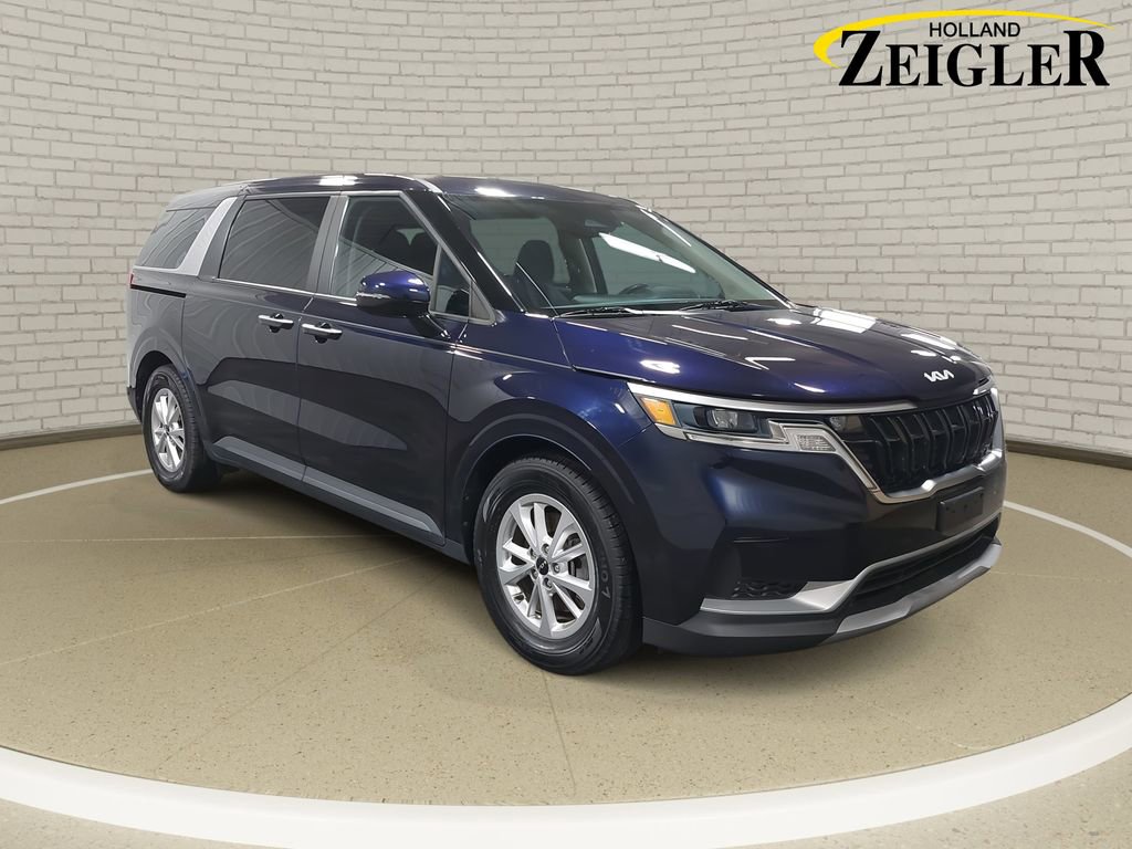 Used 2023 Kia Carnival LX image 3