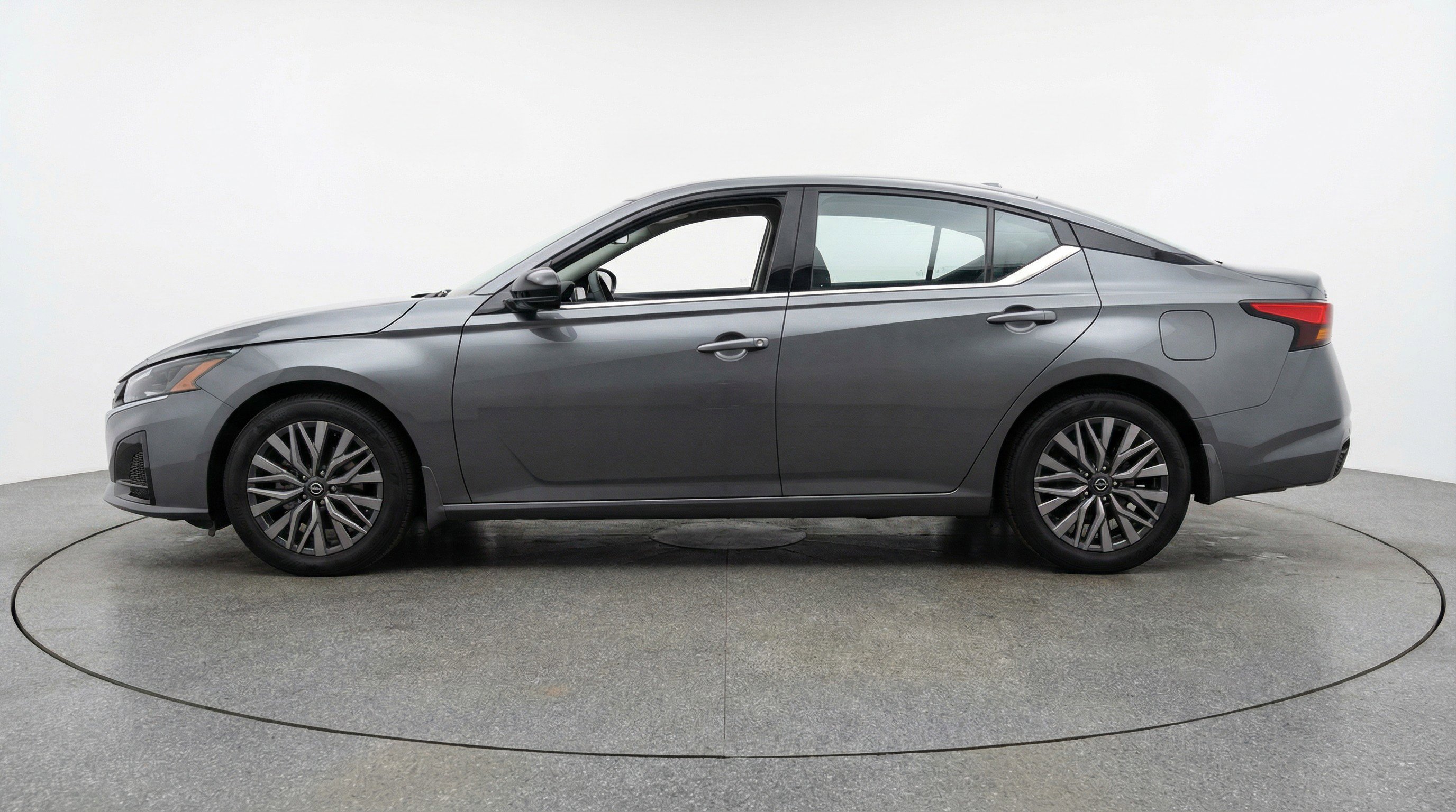 Used 2025 Nissan Altima 2.5 SV image 5