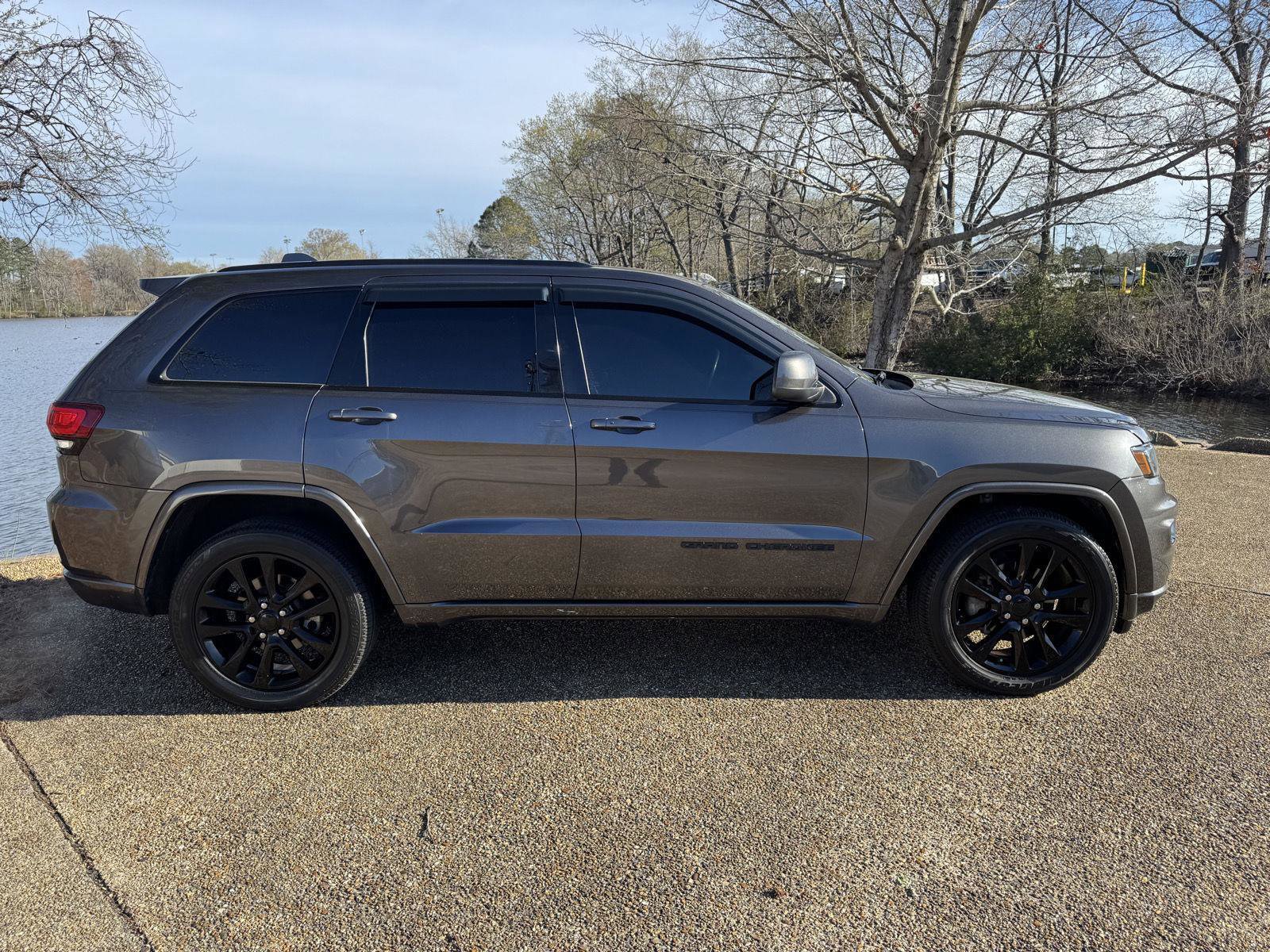 Used 2019 Jeep Grand Cherokee Altitude RWD image 3