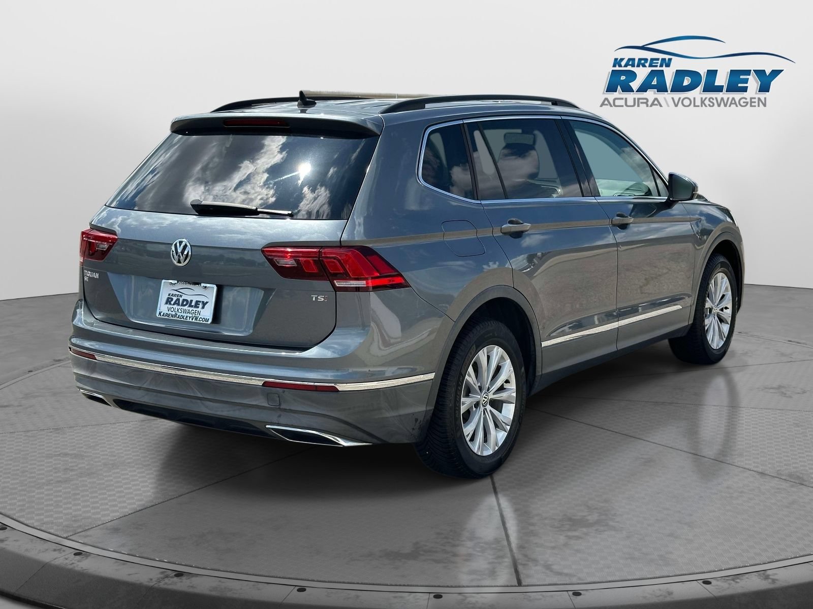 Used 2018 Volkswagen Tiguan SE FWD image 2