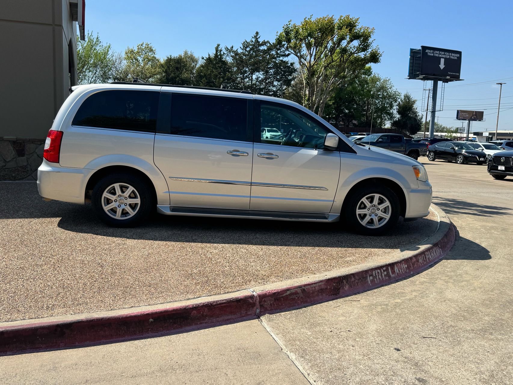Used 2012 Chrysler Town & Country Touring w/ Entertainment Group #1 FWD image 7