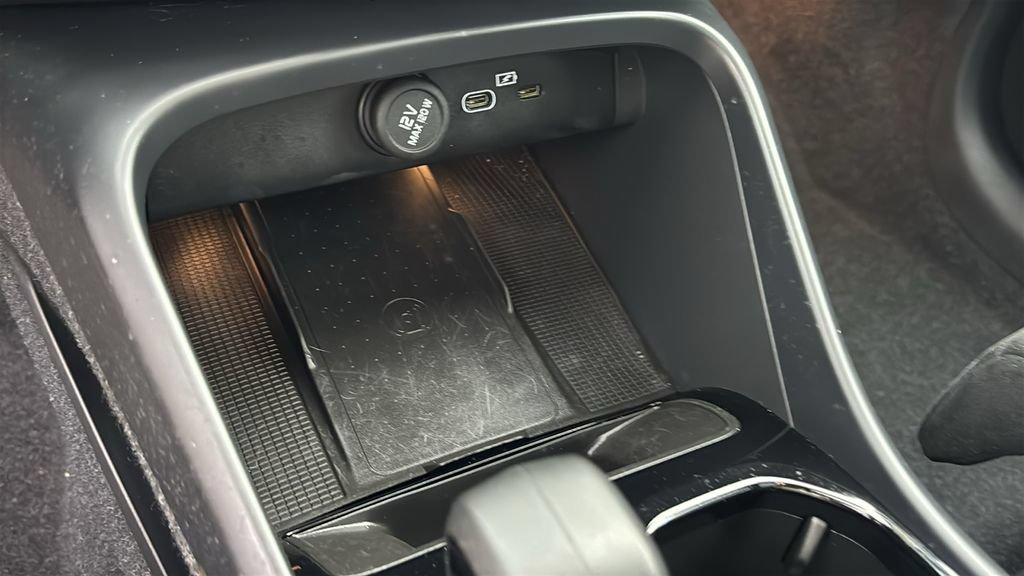 Certified 2025 Volvo XC40 B5 Plus AWD/4WD image 21