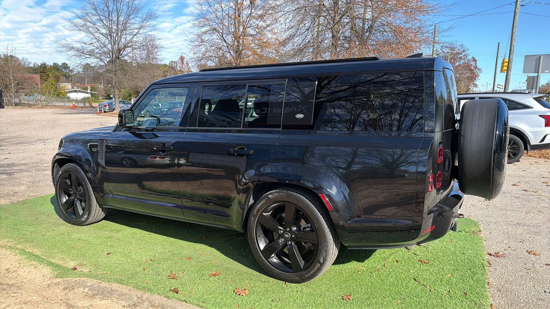 Used 2024 Land Rover Defender 130 X-Dynamic SE image 11