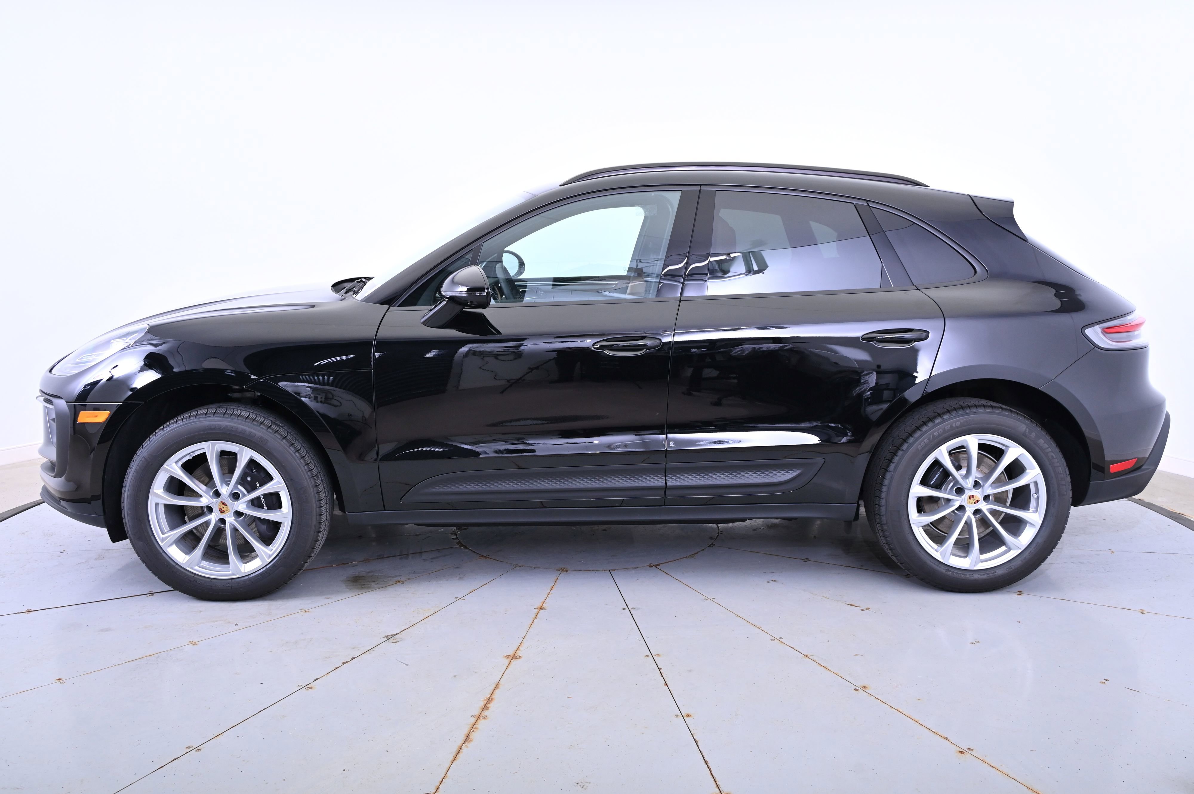 Certified 2025 Porsche Macan image 2