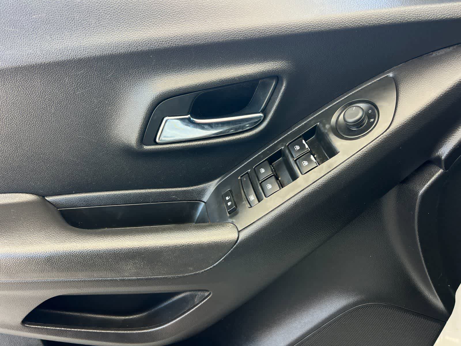 Used 2018 Chevrolet Trax LS FWD image 13