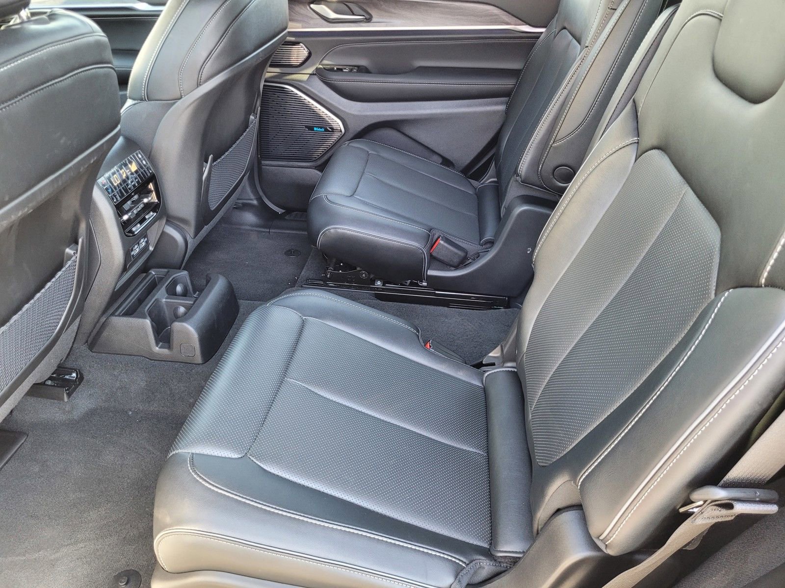 New 2024 Jeep Grand Cherokee L Overland w/ Trailer Tow Package image 11