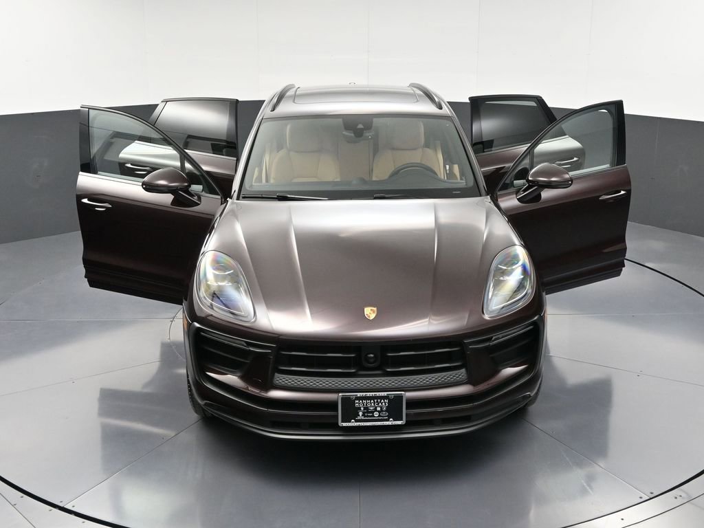 Certified 2025 Porsche Macan image 33