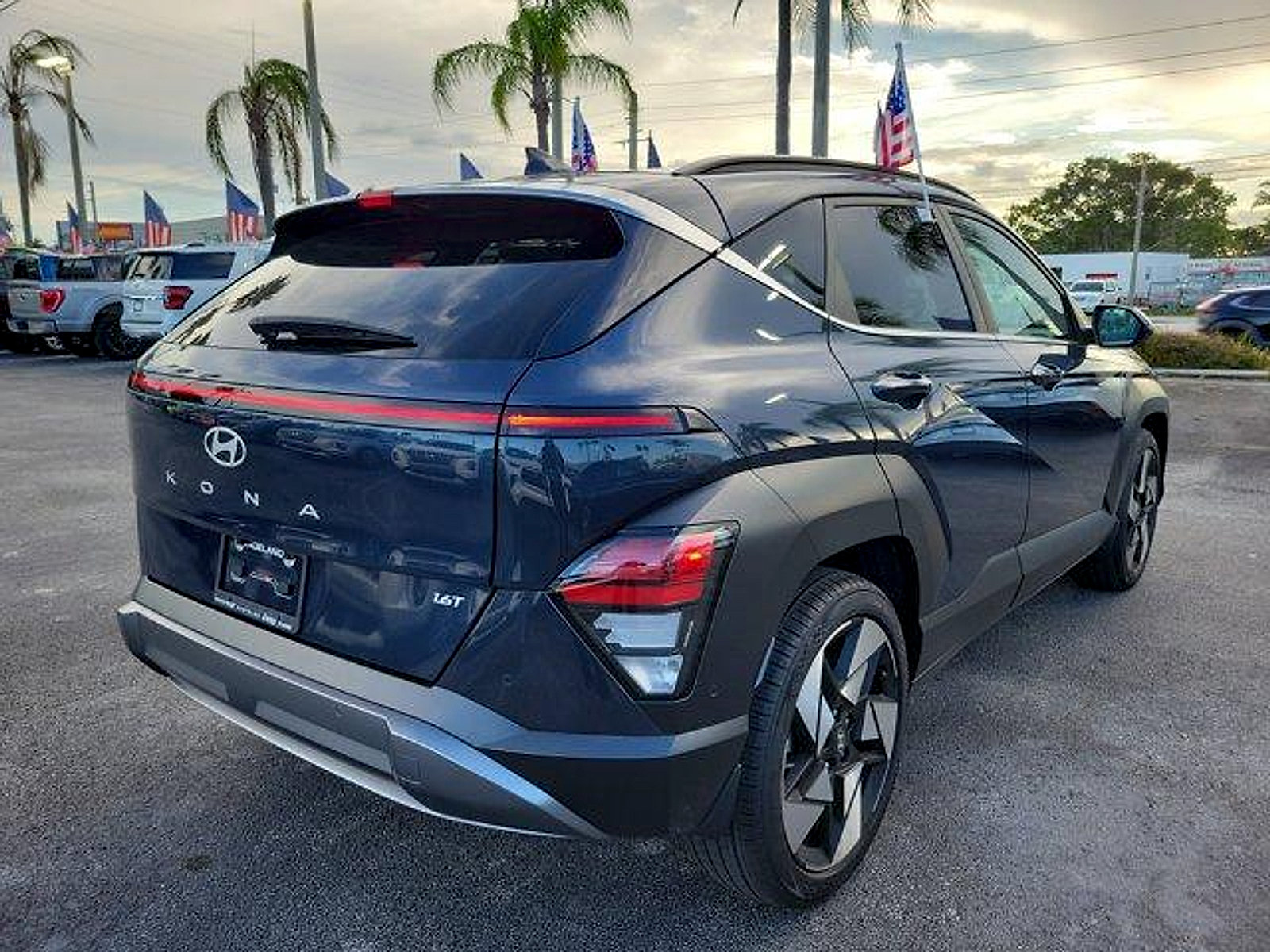 Used 2024 Hyundai Kona Limited FWD image 3