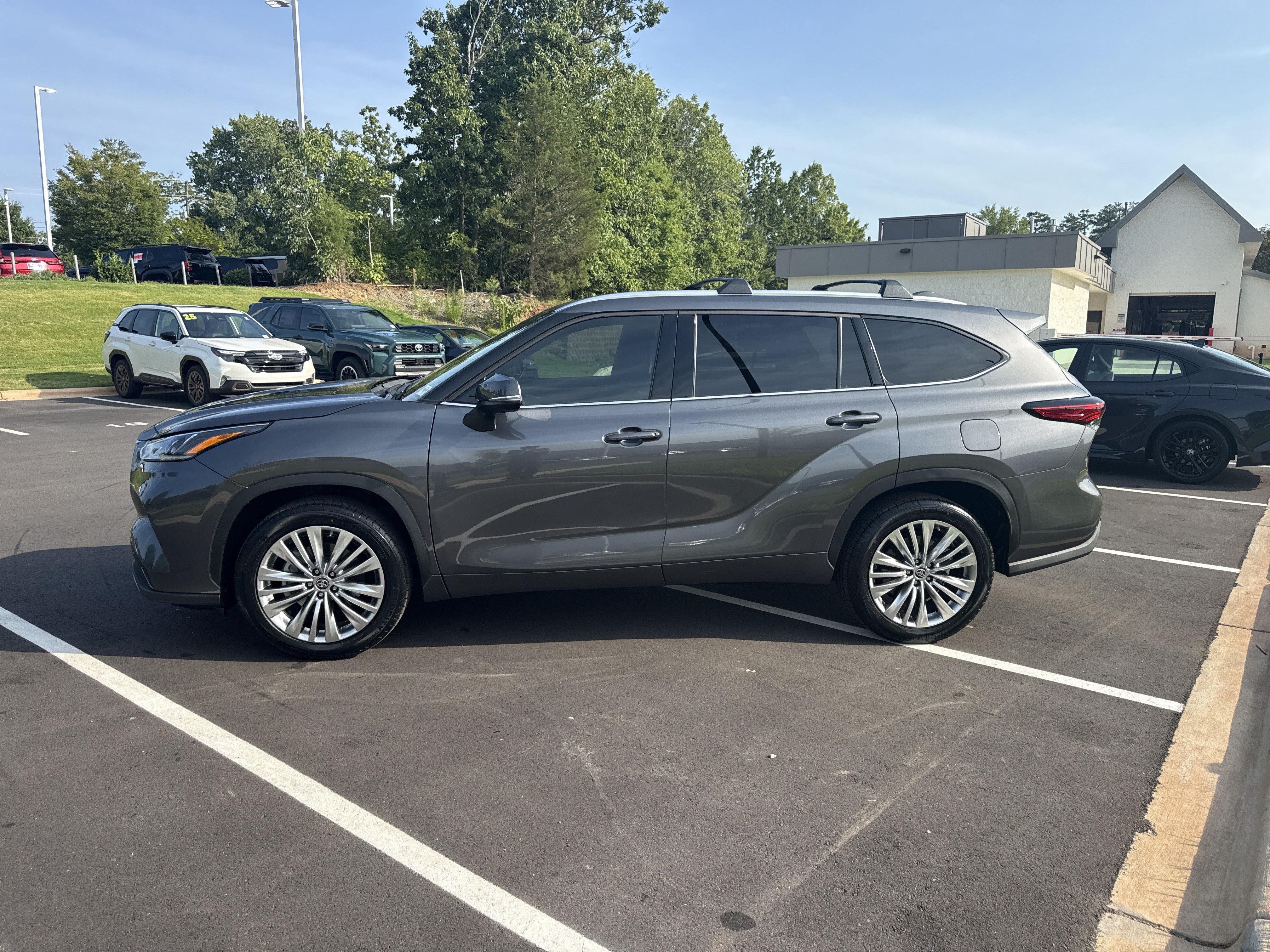 Used 2023 Toyota Highlander Platinum FWD image 8