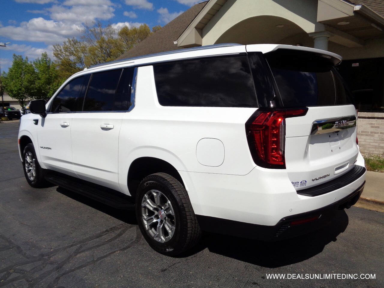 Used 2021 GMC Yukon XL SLE w/ Gmc Pro Safety Plus Package AWD/4WD image 4