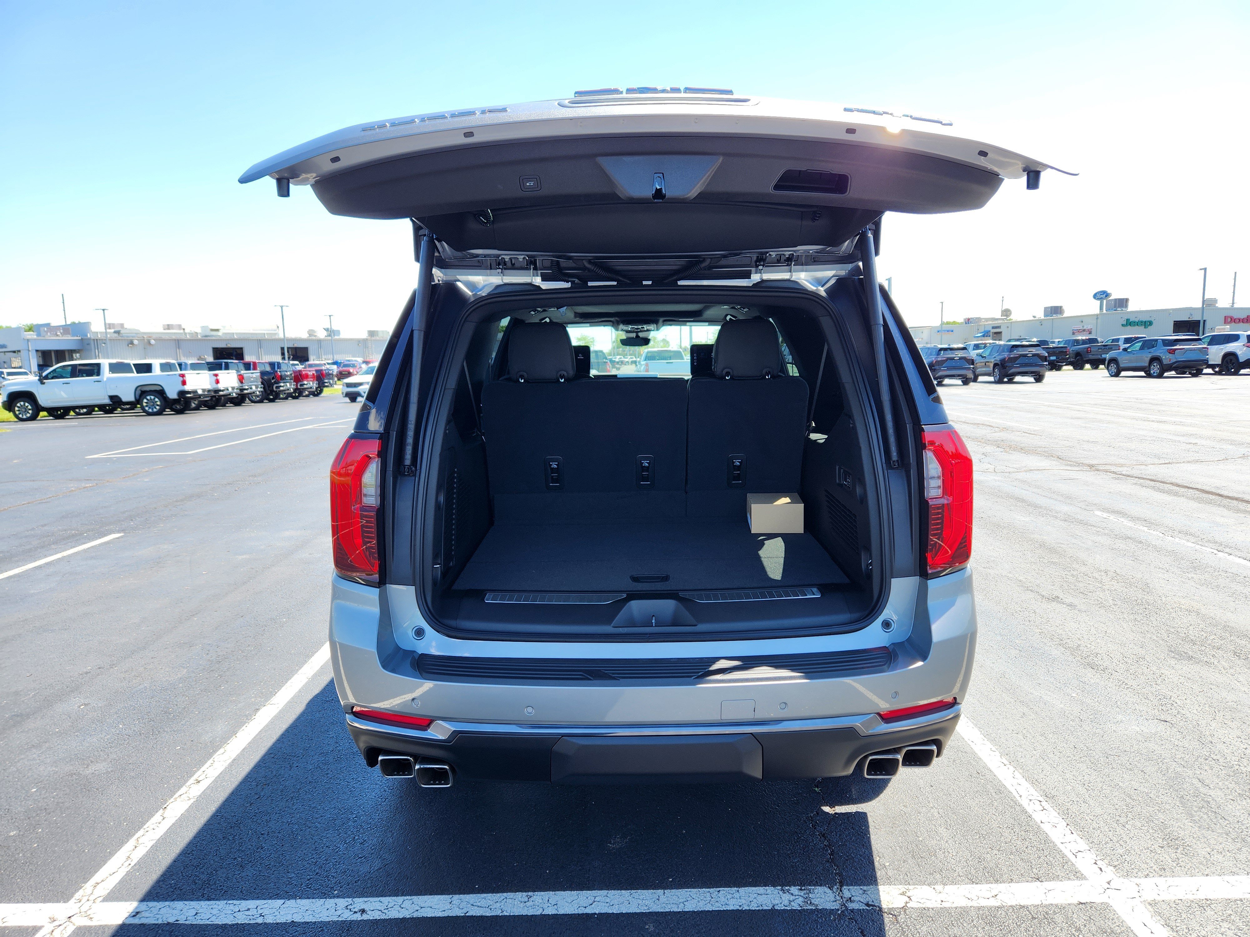 New 2026 GMC Yukon XL AT4 w/ AT4 Premium Plus Package AWD/4WD image 7