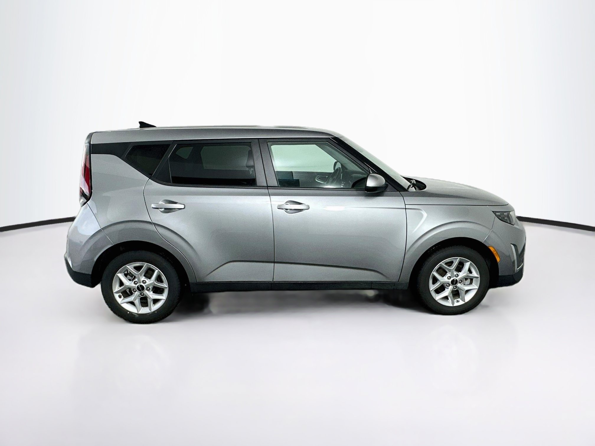 Used 2025 Kia Soul LX w/ LX Technology Package FWD image 10