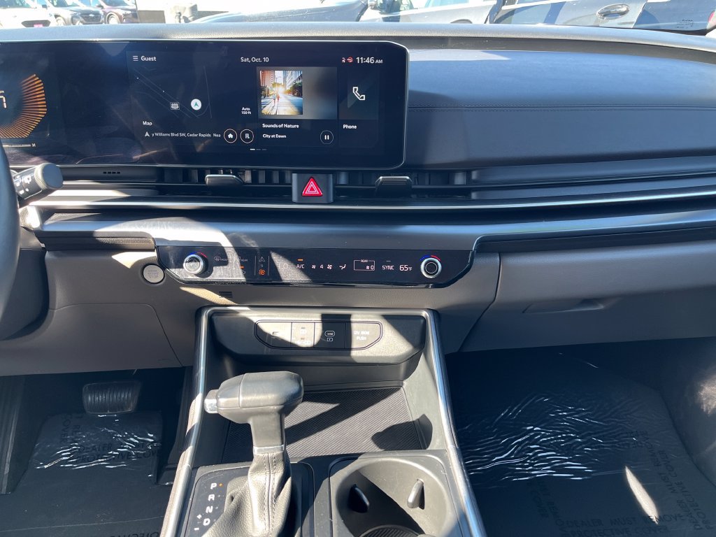 Used 2025 Kia Carnival FWD image 41