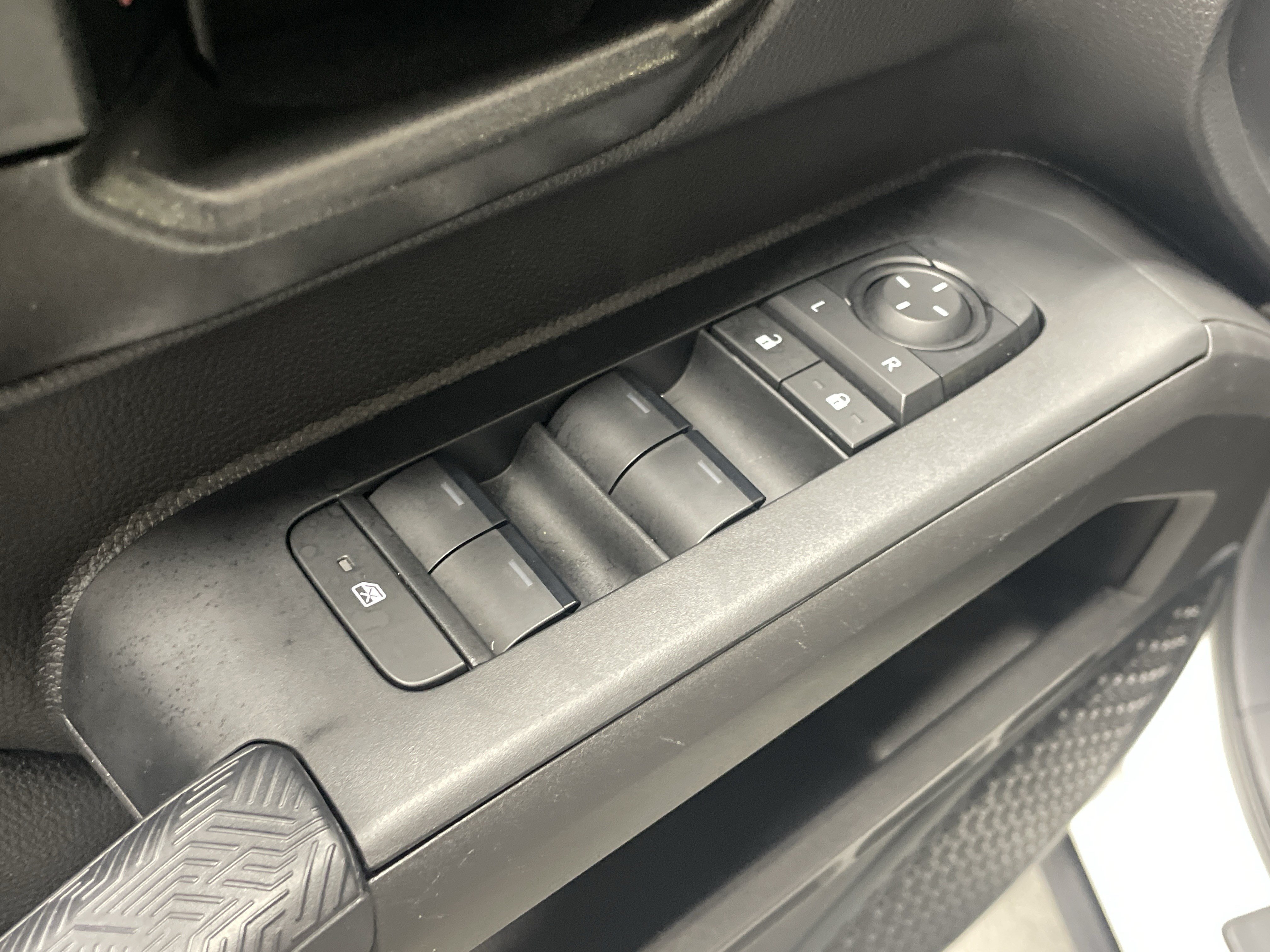 Certified 2024 Toyota Tacoma SR5 AWD/4WD image 15