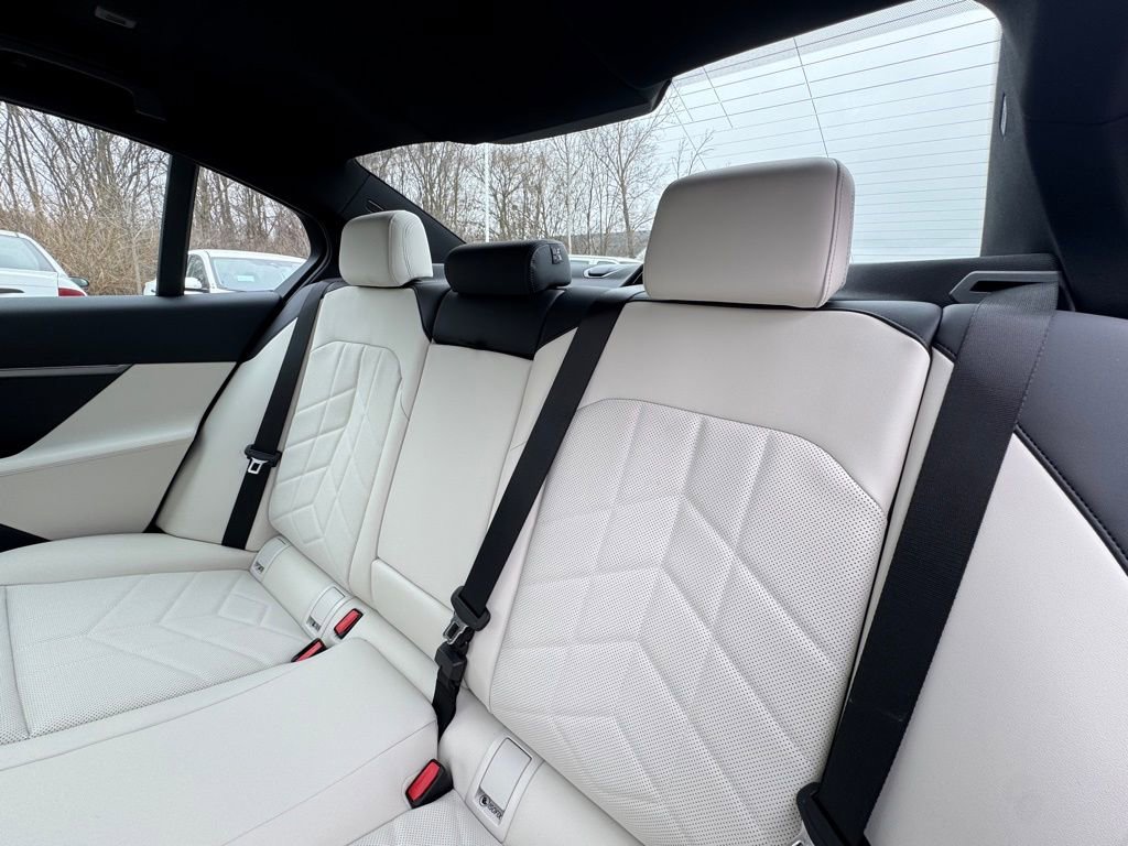 New 2026 BMW 550e xDrive w/ Premium Package image 22