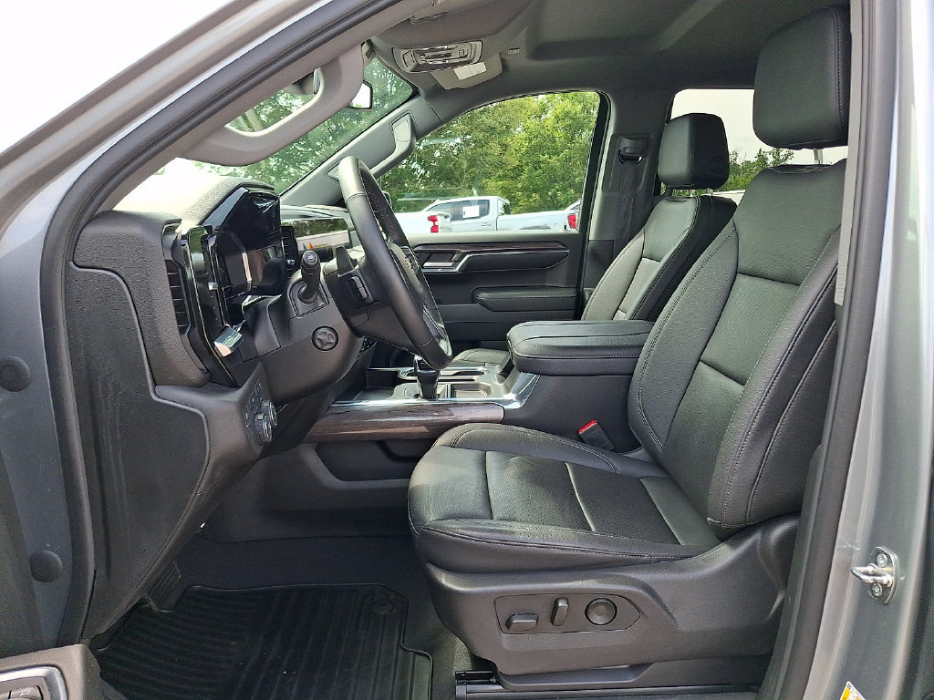 Used 2024 Chevrolet Silverado 1500 LTZ w/ LTZ Convenience Package II AWD/4WD image 15