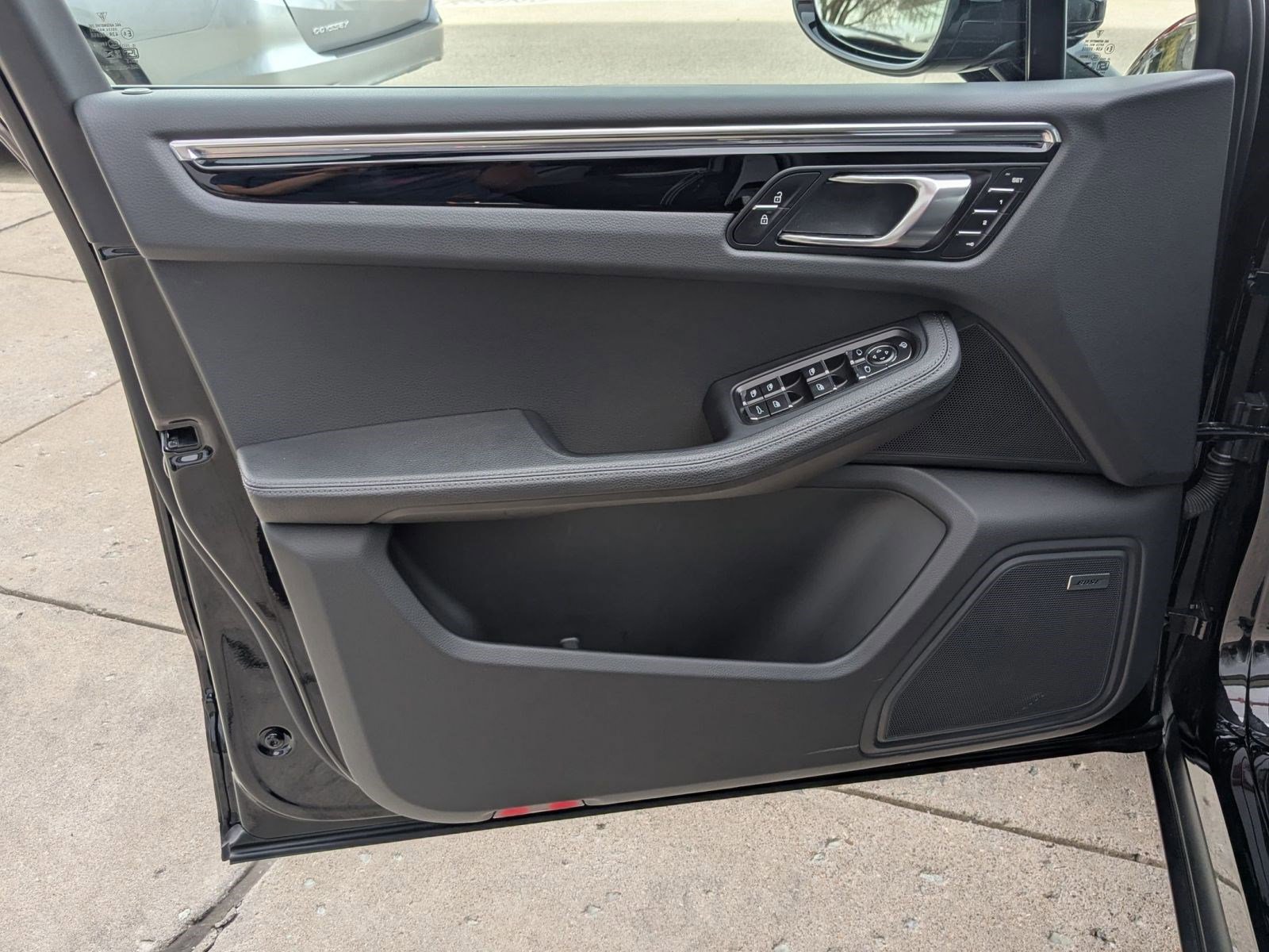 Certified 2025 Porsche Macan image 13