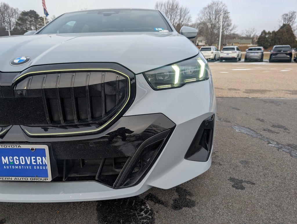 Used 2024 BMW 540i xDrive w/ Premium Package image 11