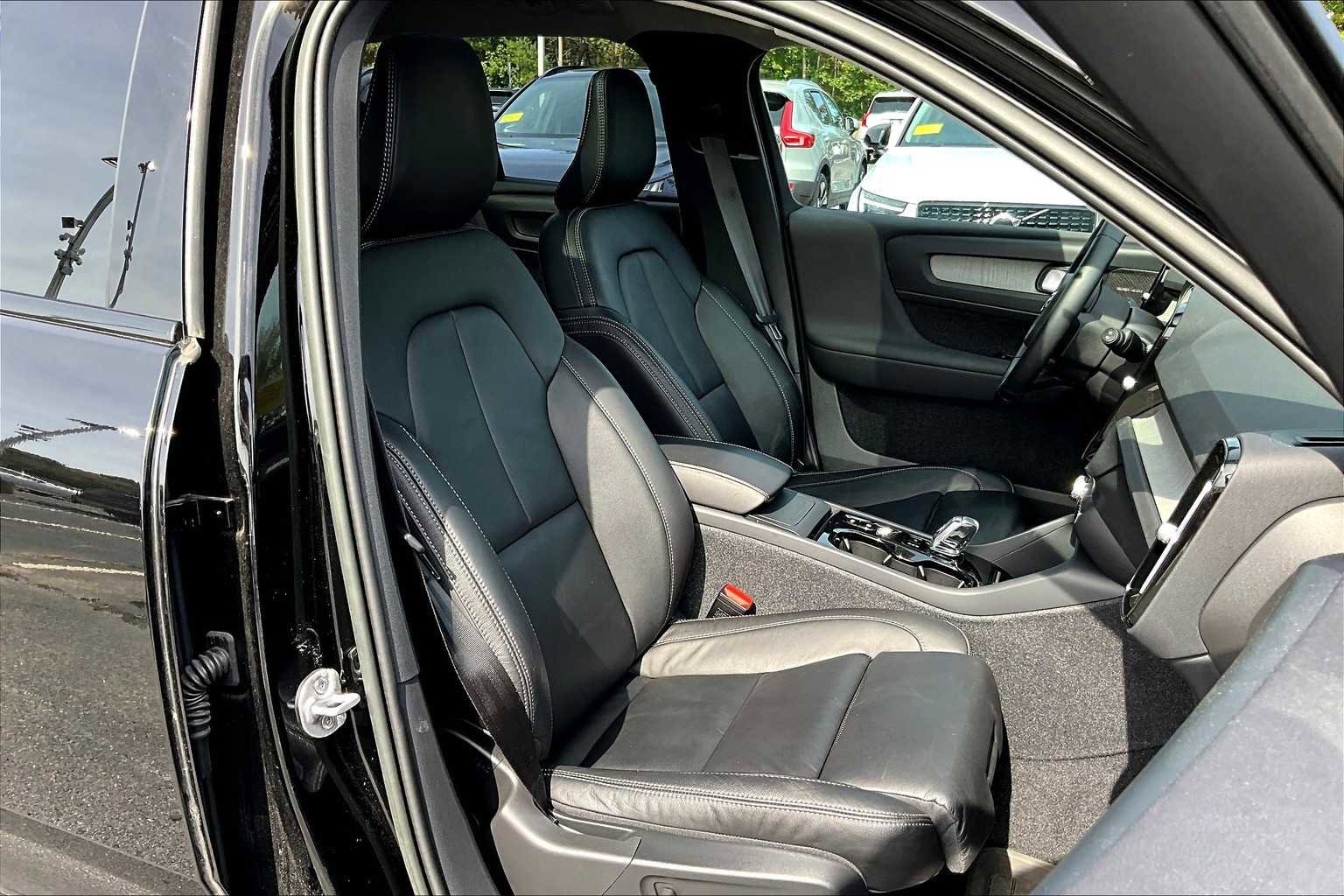 Certified 2023 Volvo XC40 B5 Plus w/ Driver Assist Package image 7