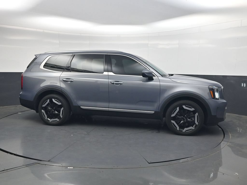 Used 2023 Kia Telluride S w/ S Sunroof Package FWD image 4