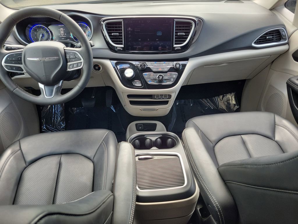 Used 2024 Chrysler Pacifica Touring-L FWD image 15