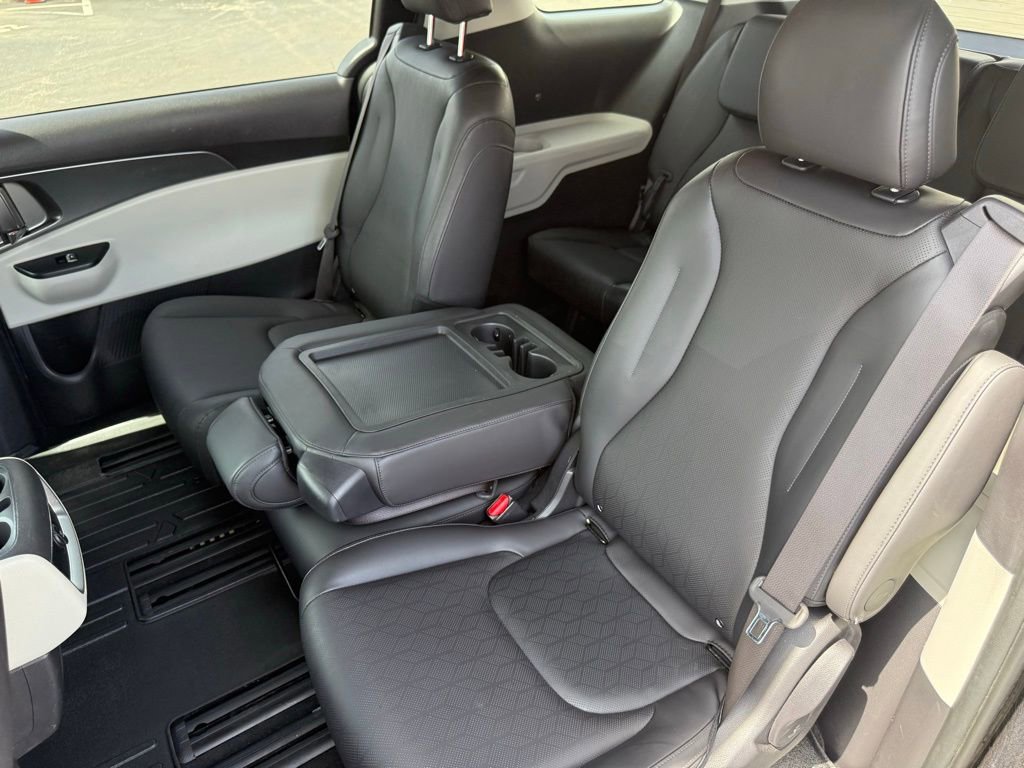 Used 2024 Kia Carnival LX FWD image 34