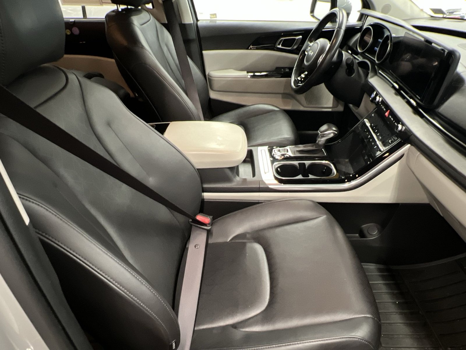 Used 2022 Kia Carnival EX FWD image 24