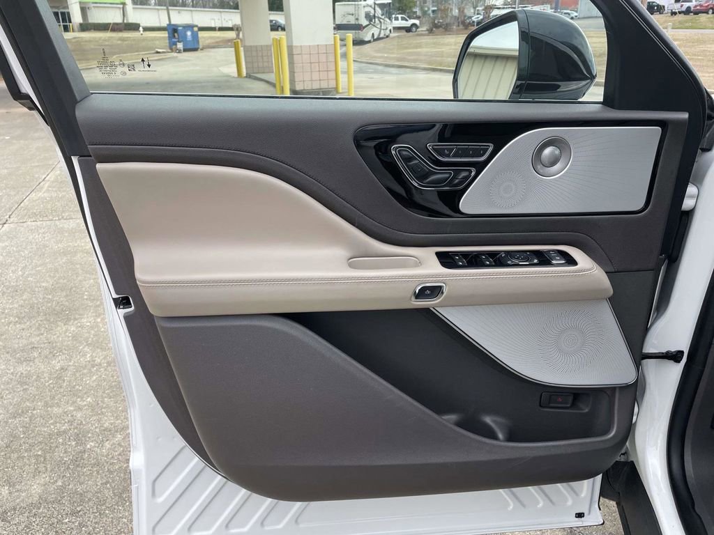 Certified 2023 Lincoln Aviator Reserve w/ Equipment Group 201A image 15