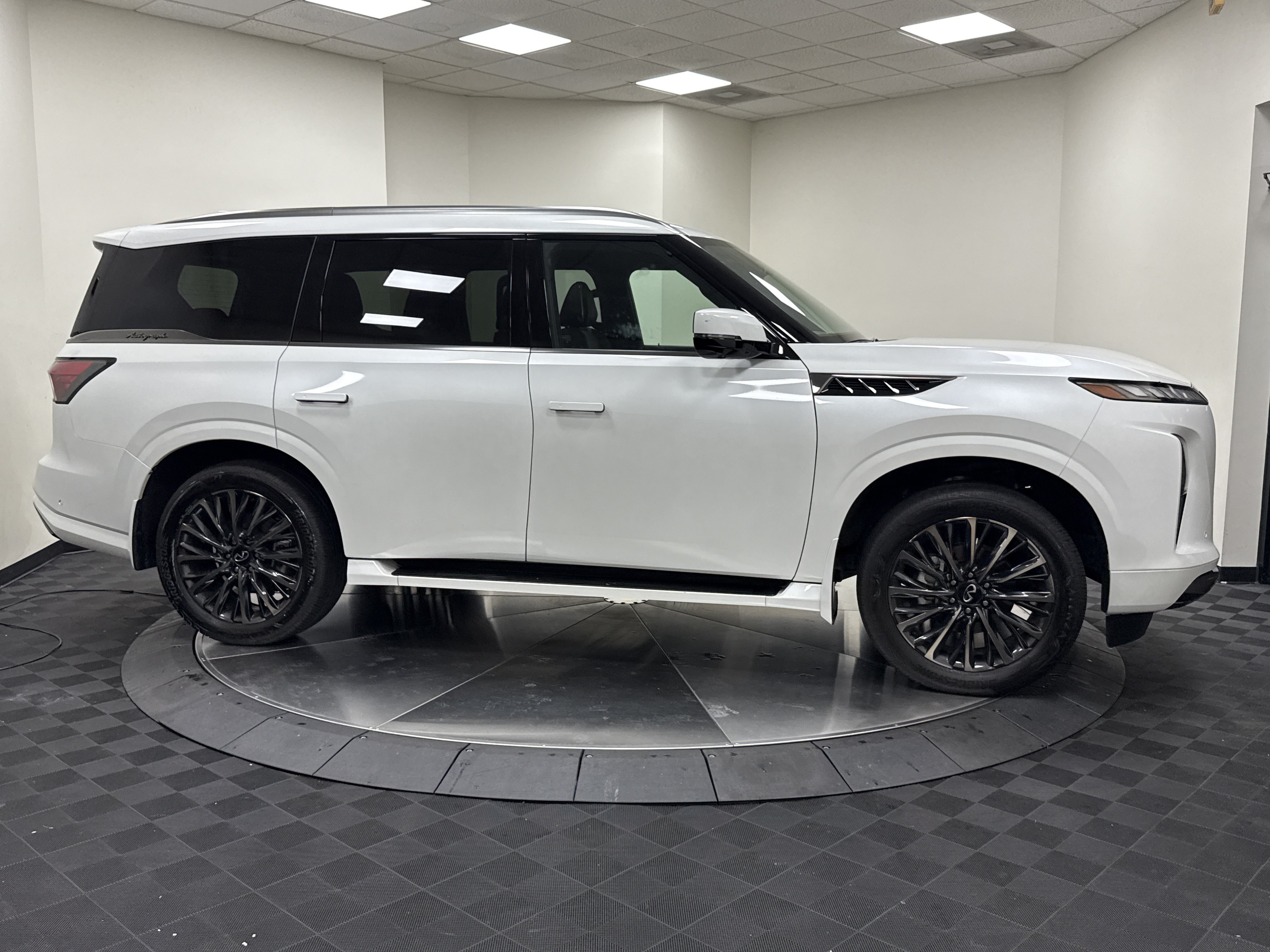 Certified 2026 INFINITI QX80 Autograph w/ Premium Cargo Package AWD/4WD image 9