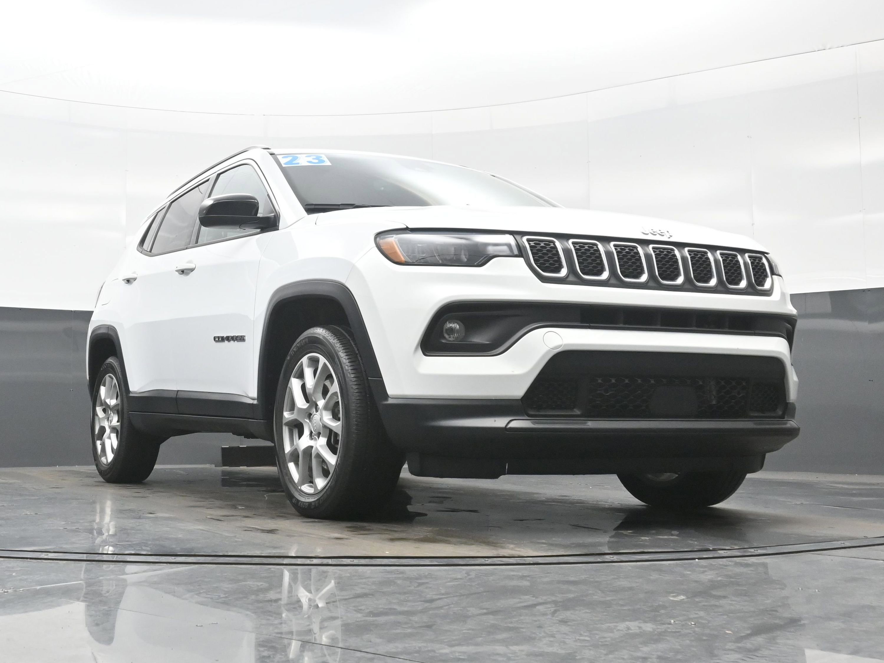 Used 2023 Jeep Compass Latitude image 32