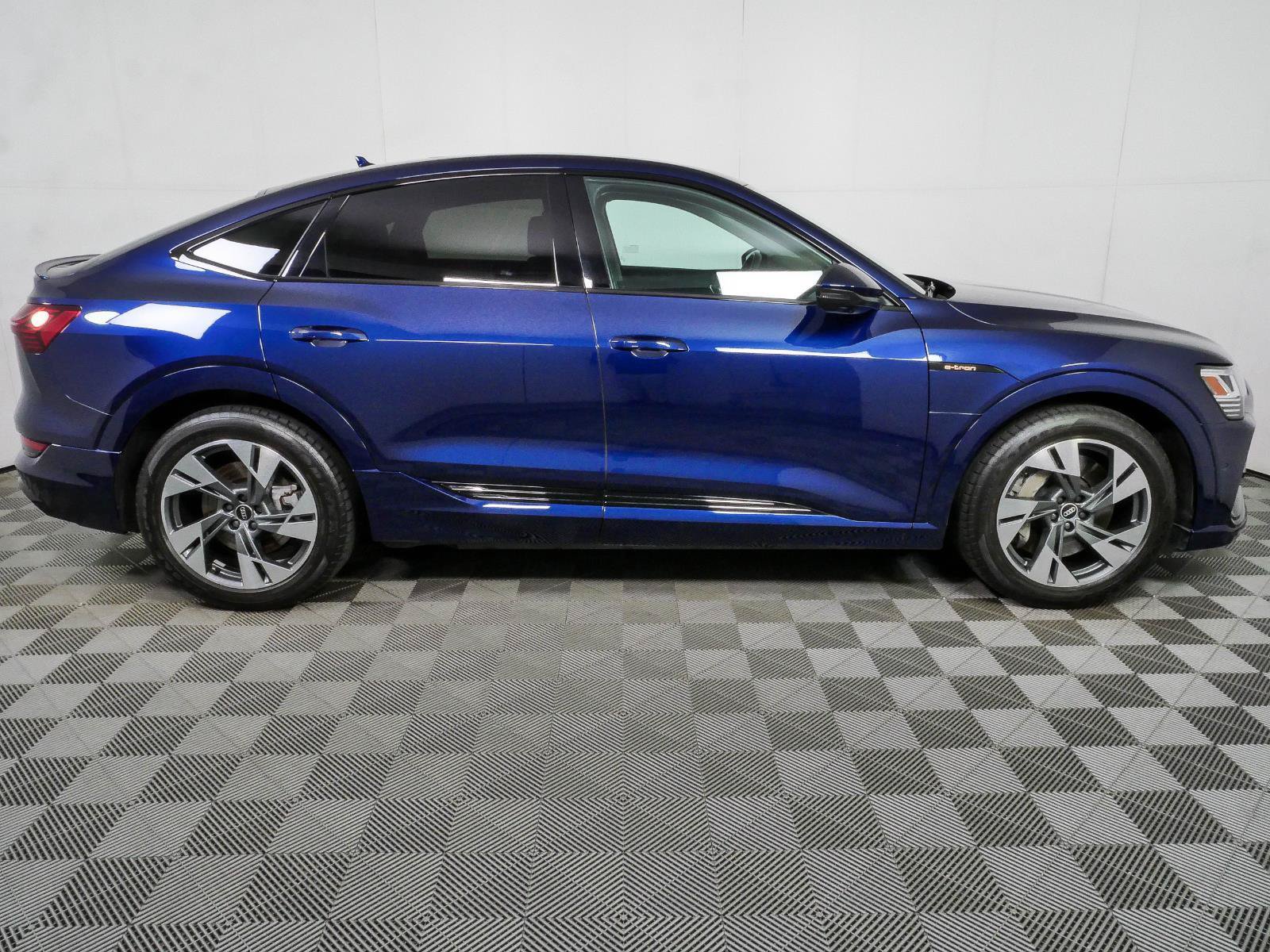 Used 2022 Audi e-tron Premium w/ Convenience Plus Package AWD/4WD image 2