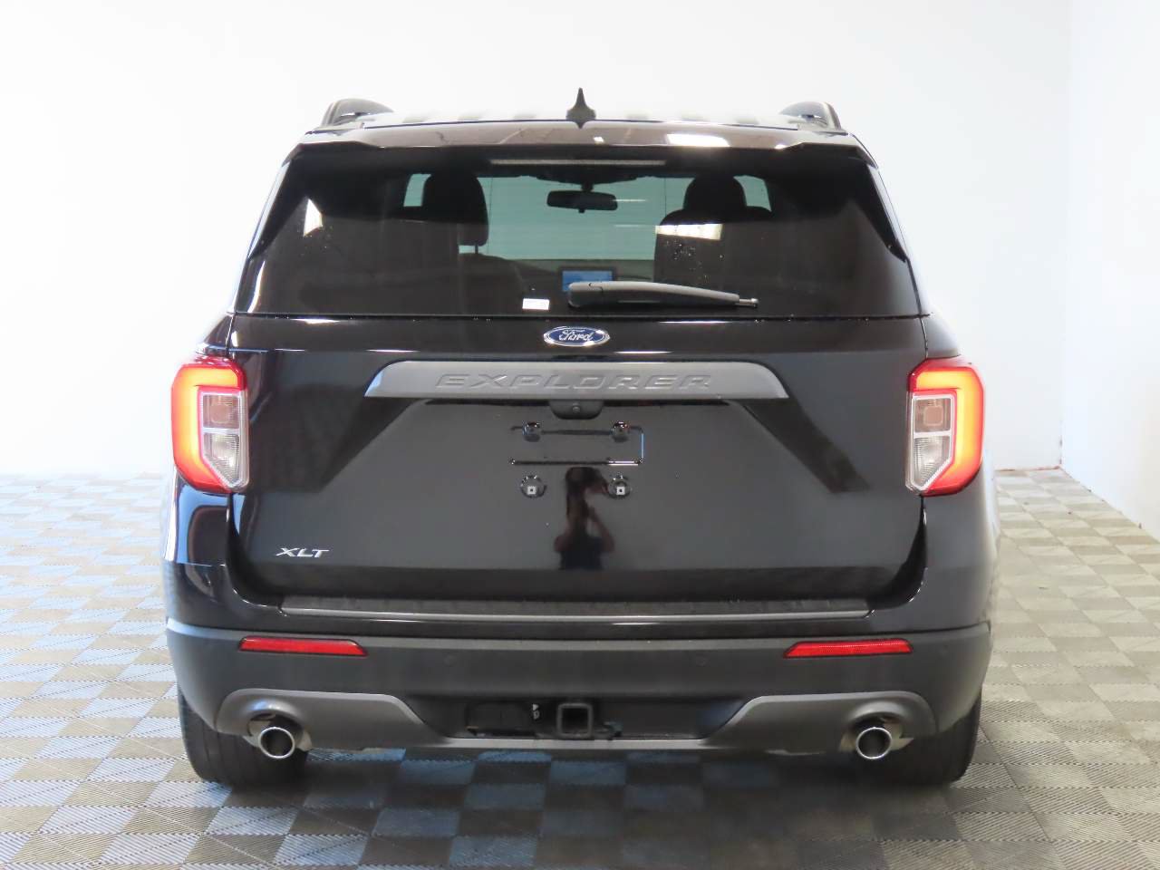 Used 2023 Ford Explorer XLT w/ Equipment Group 202A RWD image 4
