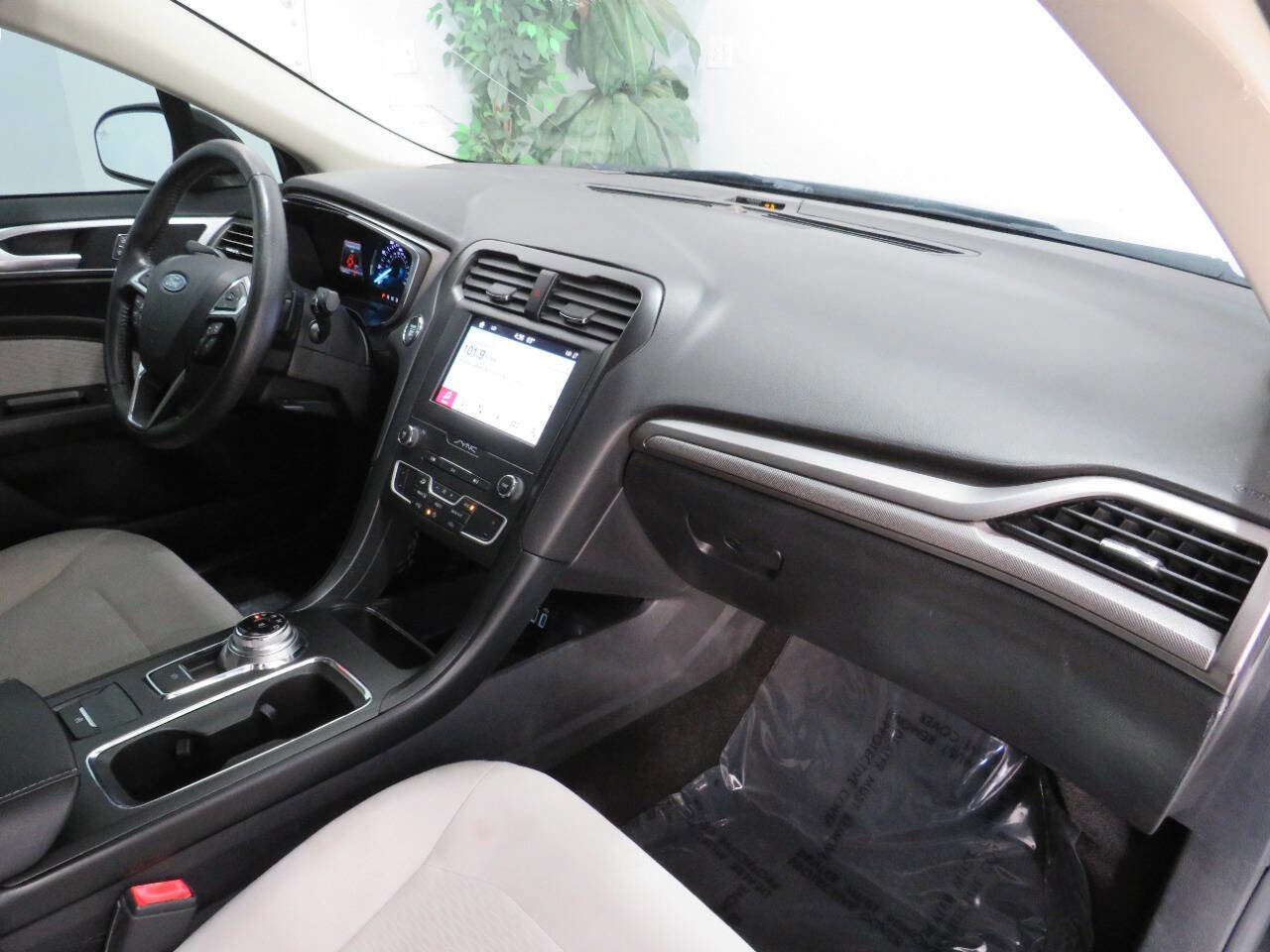 Used 2019 Ford Fusion SE w/ Equipment Group 151A FWD image 10