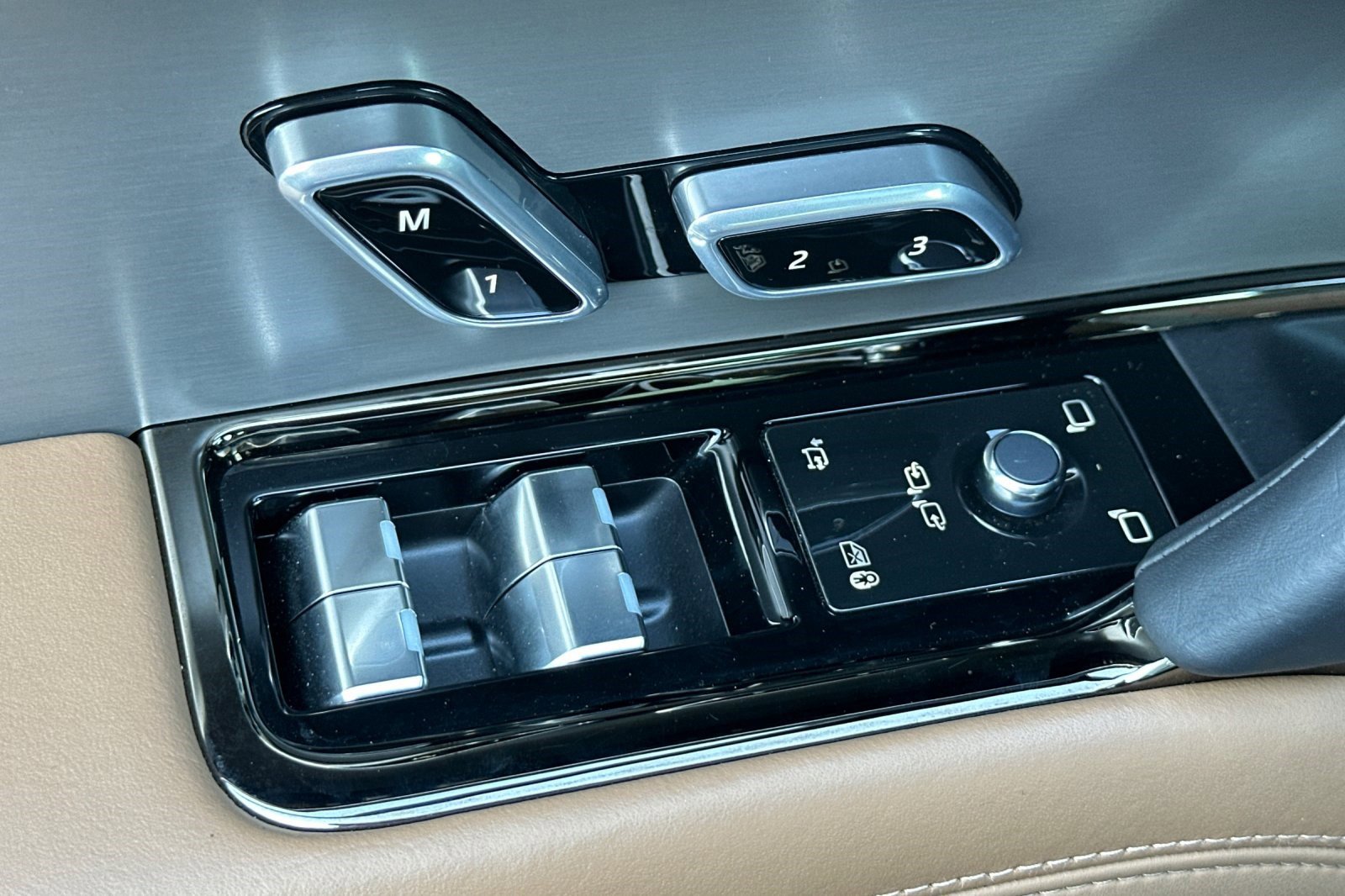 Used 2025 Land Rover Range Rover Sport SE image 15