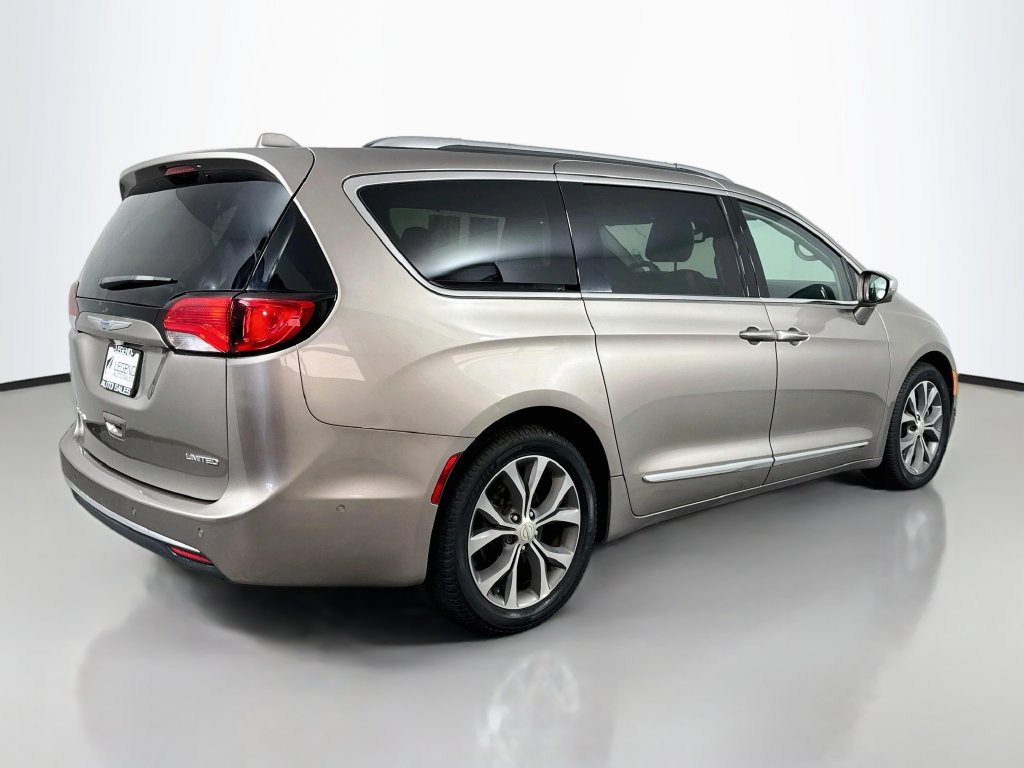 Used 2017 Chrysler Pacifica Limited FWD image 7