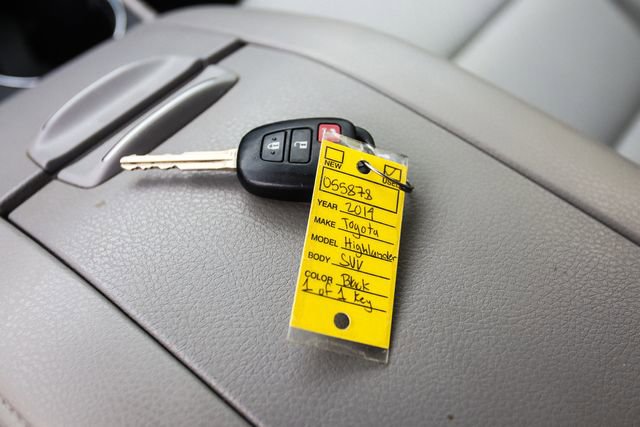 Used 2014 Toyota Highlander LE AWD/4WD image 60