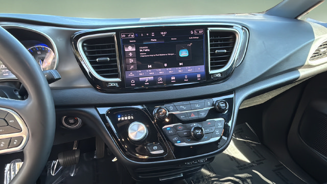 Used 2025 Chrysler Pacifica Select FWD image 25