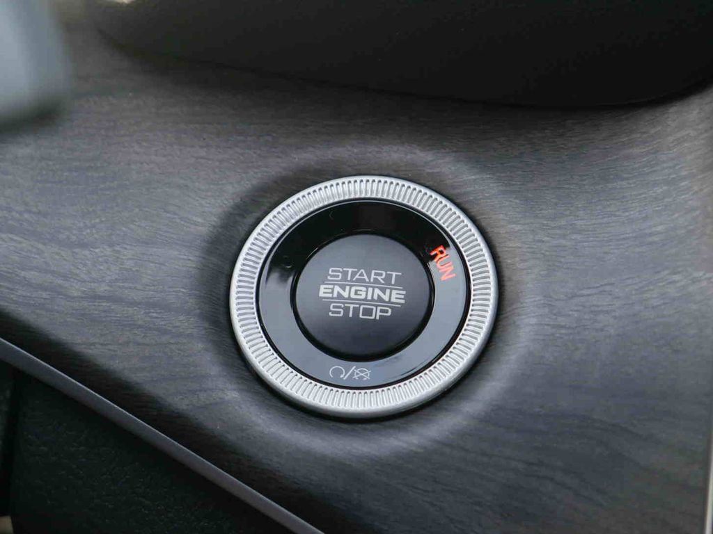 New 2025 Jeep Grand Cherokee Limited w/ Luxury Tech Group II image 32