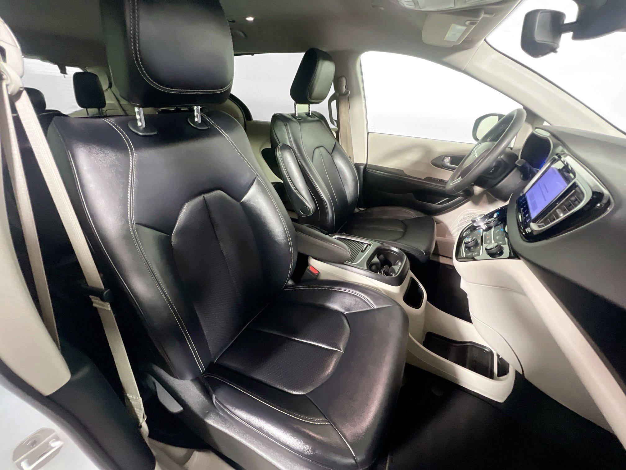 Used 2024 Chrysler Pacifica Touring-L image 30