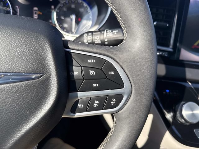 Used 2024 Chrysler Pacifica Touring-L FWD image 33