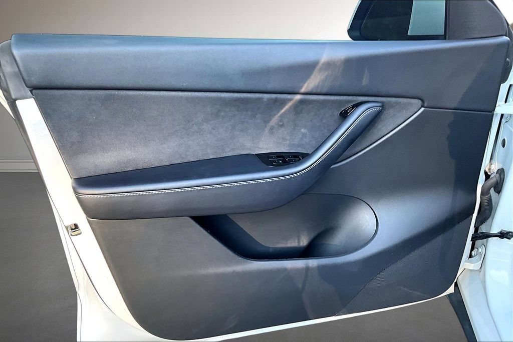 Used 2021 Tesla Model Y Long Range AWD/4WD image 19