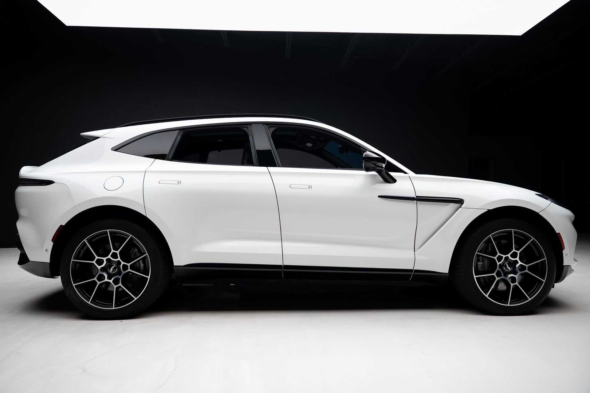 Used 2021 Aston Martin DBX AWD/4WD image 33