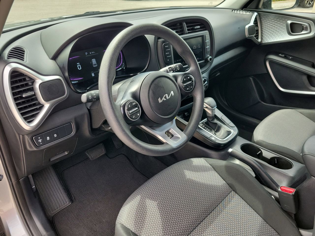 Used 2025 Kia Soul LX w/ LX Technology Package FWD image 14